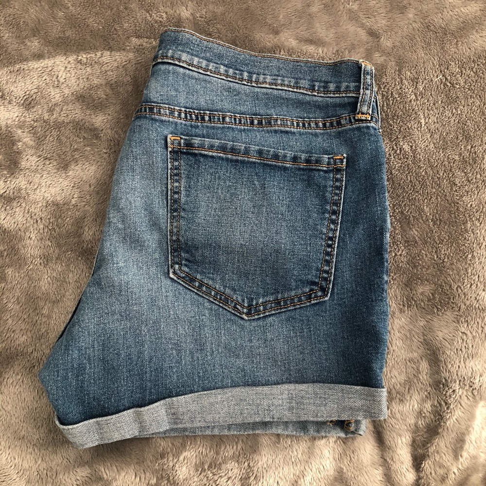 Old navy Semi fitted jean shorts - Picture 2 of 7